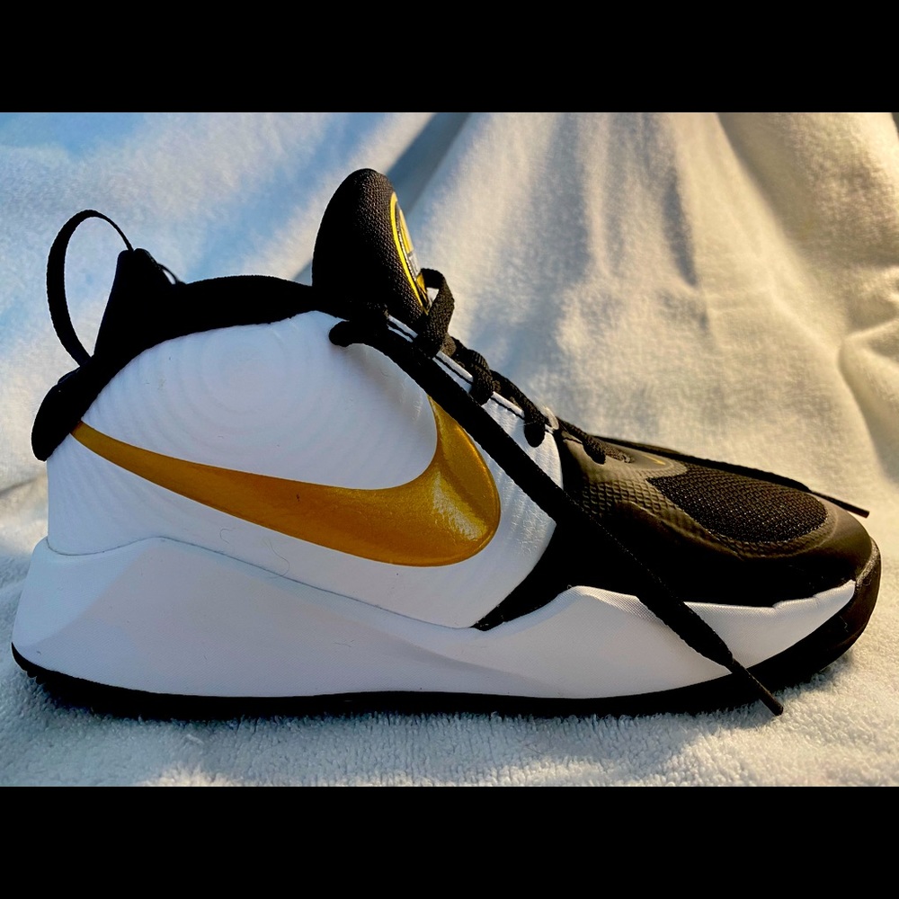 NIKE Teamhustle Youth Sneakers